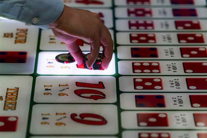 Tại các sảnh Casino người ta dùng chip để đặt cược vào Game